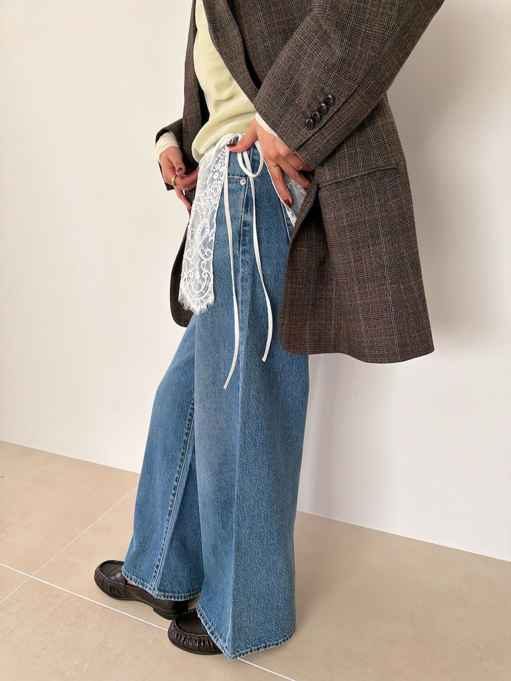 ブラウン系のテーラードジャケット、ブルー系のデニムパンツ、グリーン系のTシャツ/カットソーを着用したレディースの夏コーディネートの8枚目の写真