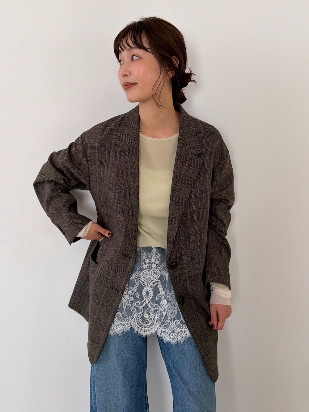 ブラウン系のテーラードジャケット、ブルー系のデニムパンツ、グリーン系のTシャツ/カットソーを着用したレディースの夏コーディネートの5枚目の写真