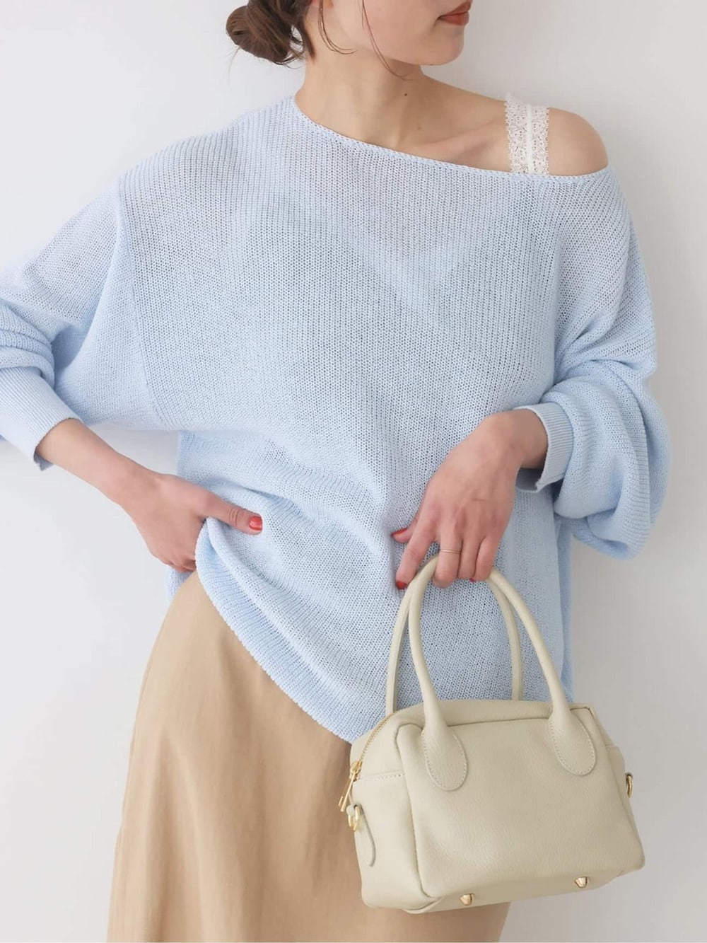 ベージュ系のバレエシューズ、ベージュ系のスカート、ブルー系のニット/セーターを着用したレディースの春コーディネートの3枚目の写真