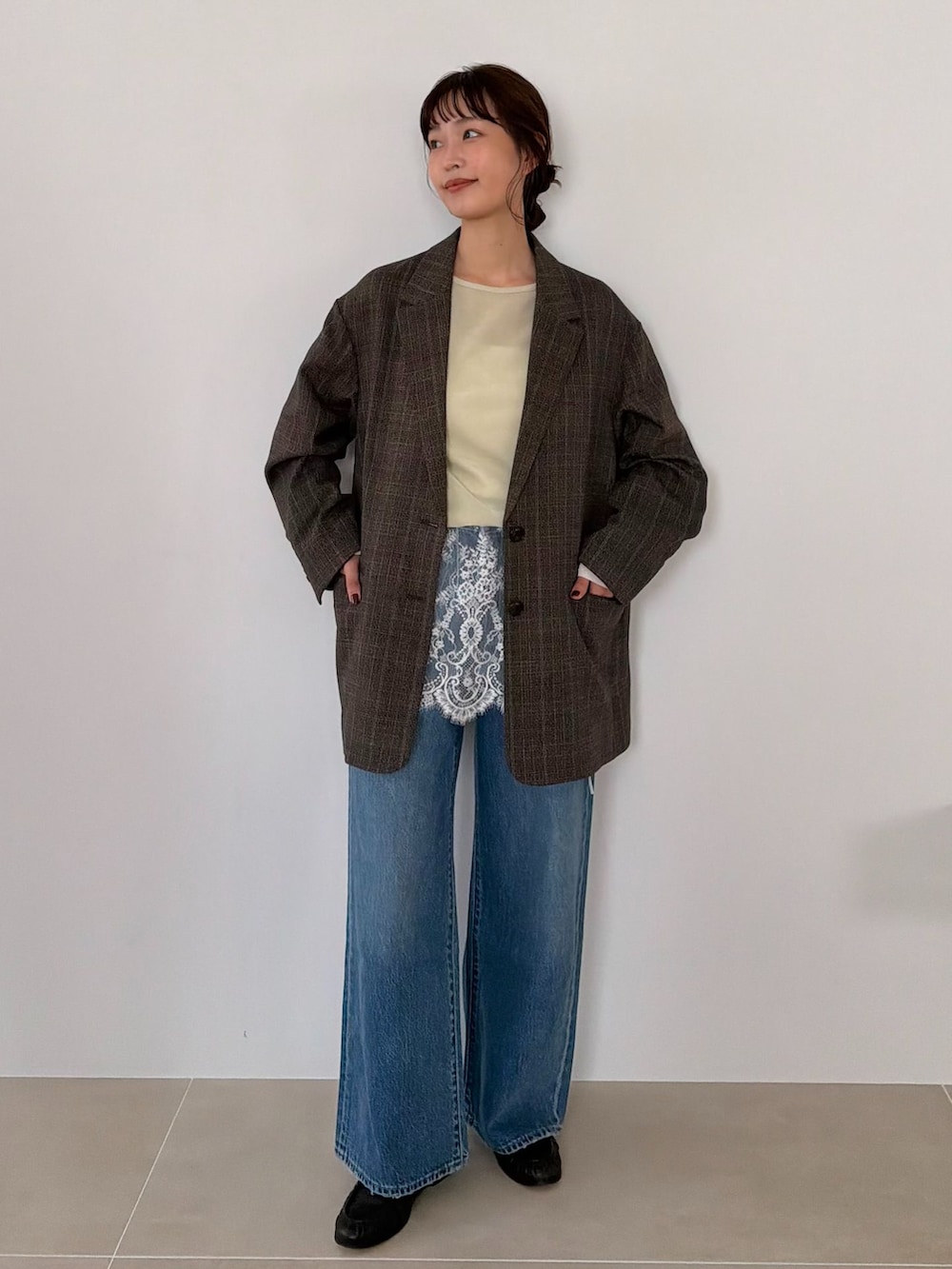 ブラウン系のテーラードジャケット、ブルー系のデニムパンツ、グリーン系のTシャツ/カットソーを着用したレディースの夏コーディネートの4枚目の写真