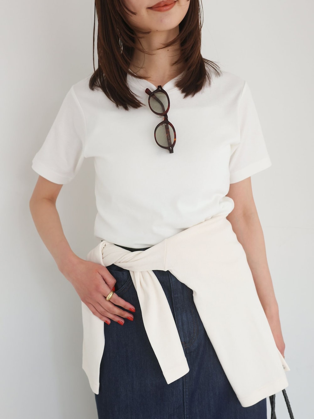 ブルー系のデニムスカート、ホワイト系のカーディガン/ボレロ、ホワイト系のTシャツ/カットソーを着用したレディースの夏コーディネートの4枚目の写真