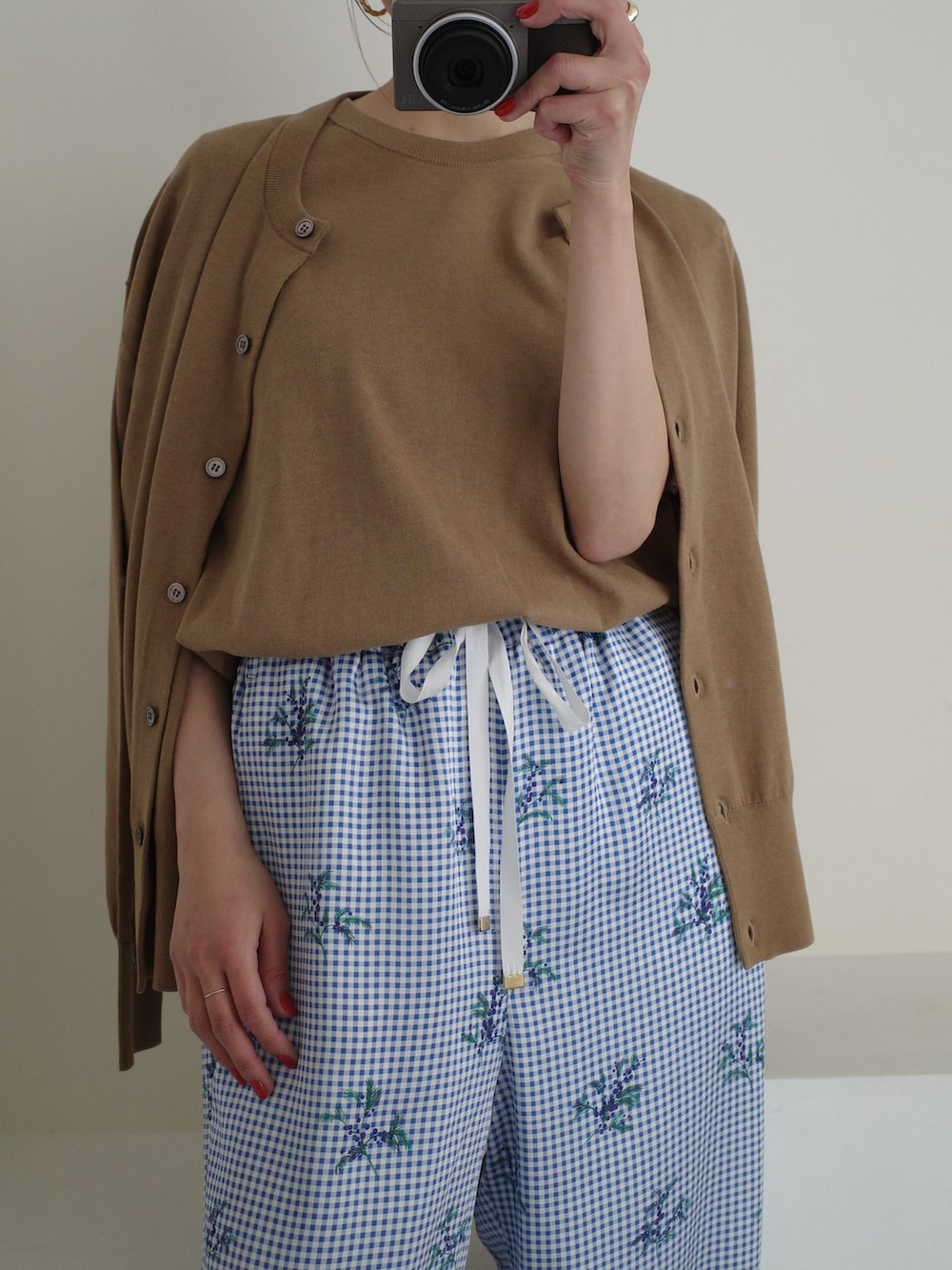 ブルー系のその他パンツ、ベージュ系のカーディガン/ボレロ、ベージュ系のニット/セーターを着用したレディースの春コーディネートの3枚目の写真
