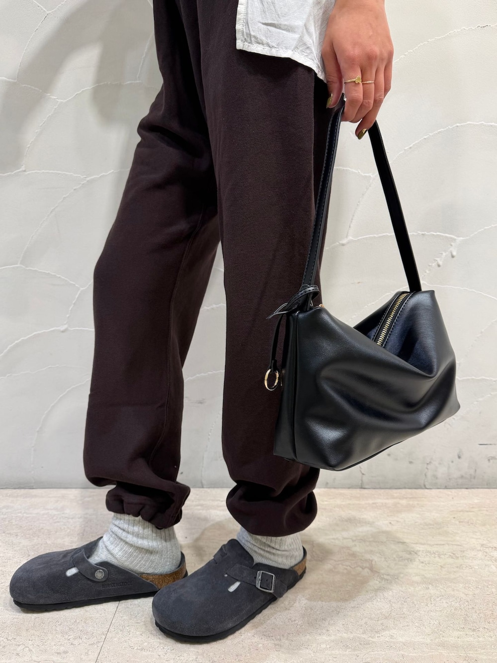 ブラウン系のスウェットパンツ、ホワイト系のシャツ/ブラウス、ブラック系のハンドバッグを着用したレディースの秋コーディネートの7枚目の写真