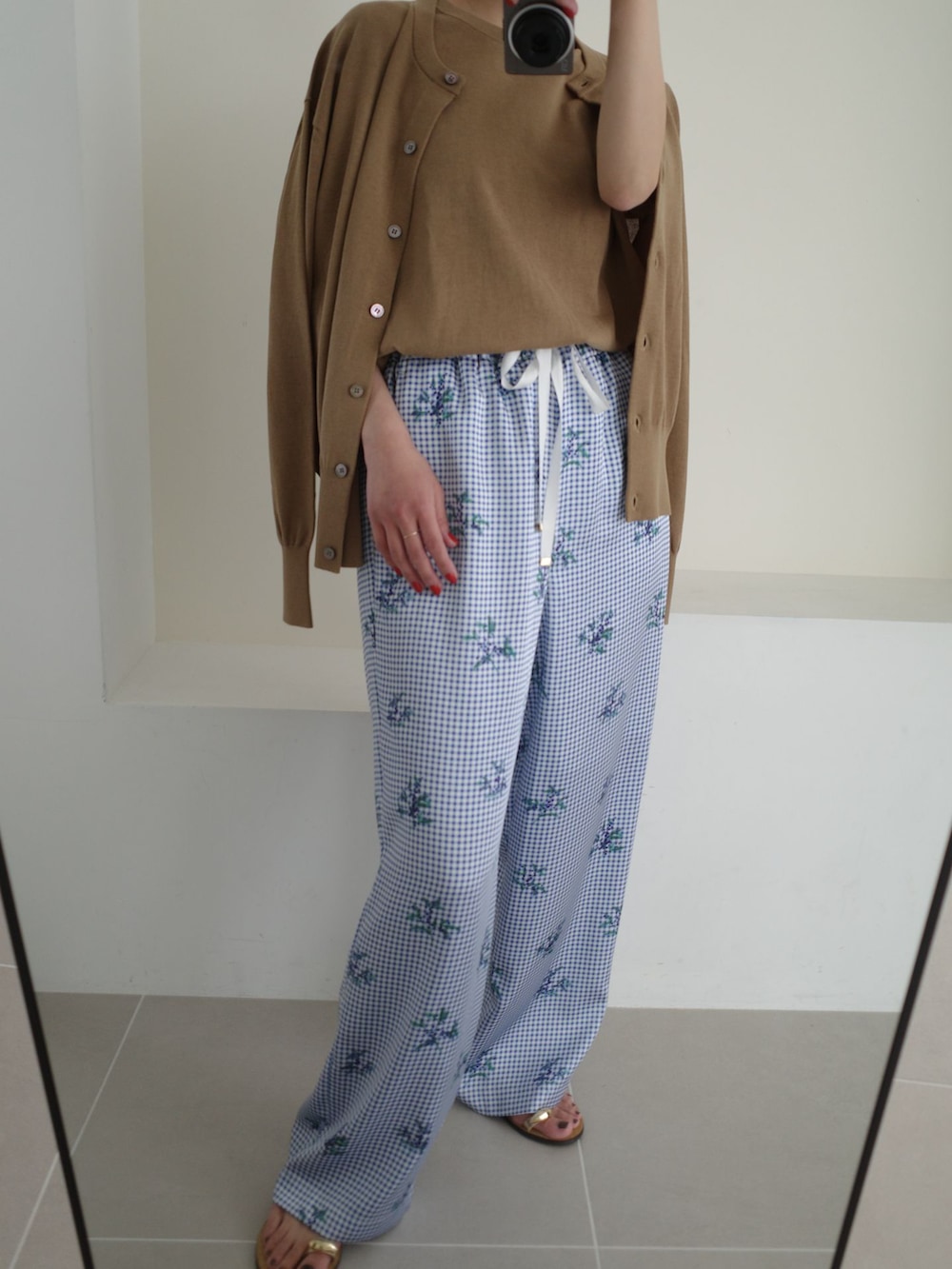 ブルー系のその他パンツ、ベージュ系のカーディガン/ボレロ、ベージュ系のニット/セーターを着用したレディースの春コーディネートの2枚目の写真