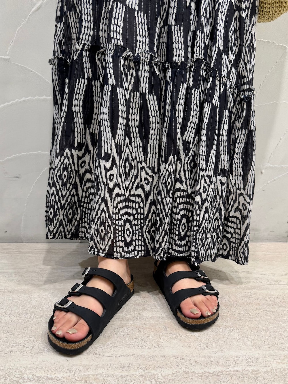 ブラック系のワンピース、ベージュ系のショルダーバッグ、ブラック系のサンダルを着用したレディースの夏コーディネートの8枚目の写真