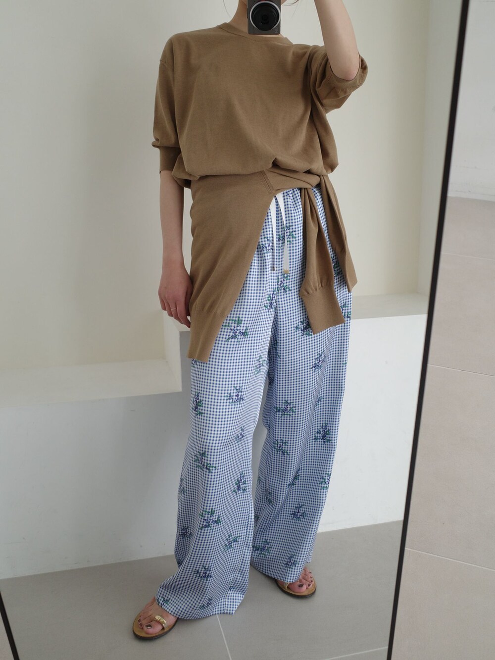 ブルー系のその他パンツ、ベージュ系のカーディガン/ボレロ、ベージュ系のニット/セーターを着用したレディースの春コーディネートの7枚目の写真