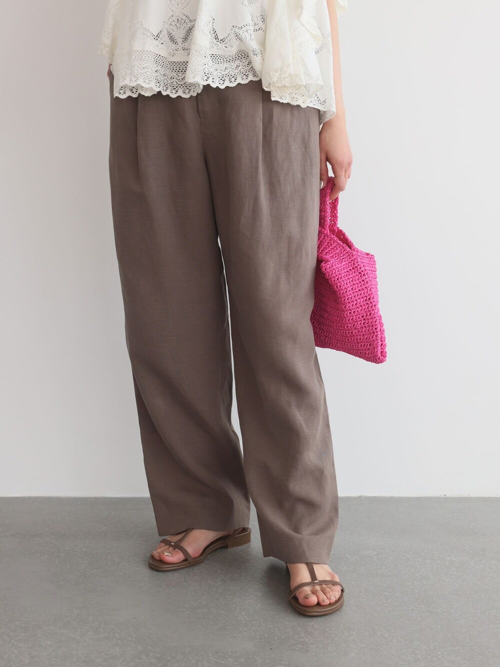 グリーン系のその他パンツ、ホワイト系のシャツ/ブラウス、ピンク系のかごバッグを着用したレディースの夏コーディネートの6枚目の写真