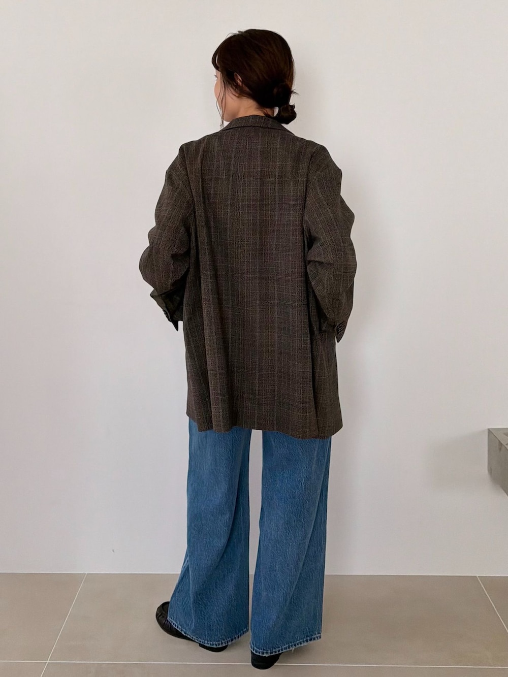 ブラウン系のテーラードジャケット、ブルー系のデニムパンツ、グリーン系のTシャツ/カットソーを着用したレディースの夏コーディネートの3枚目の写真