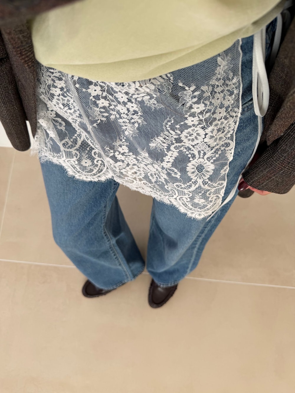 ブラウン系のテーラードジャケット、ブルー系のデニムパンツ、グリーン系のTシャツ/カットソーを着用したレディースの夏コーディネートの10枚目の写真