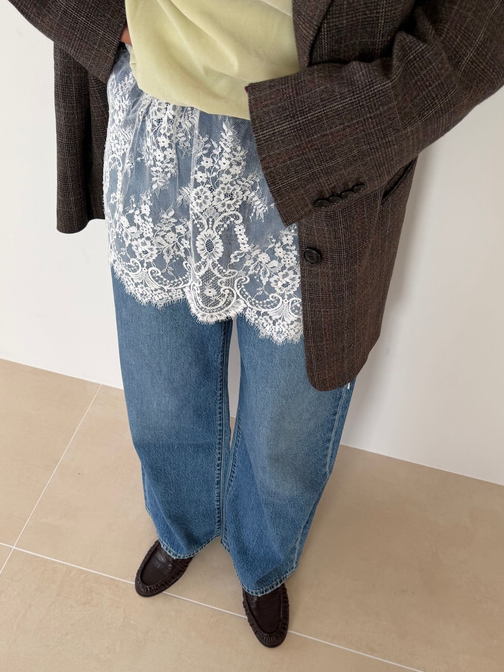 ブラウン系のテーラードジャケット、ブルー系のデニムパンツ、グリーン系のTシャツ/カットソーを着用したレディースの夏コーディネートの9枚目の写真