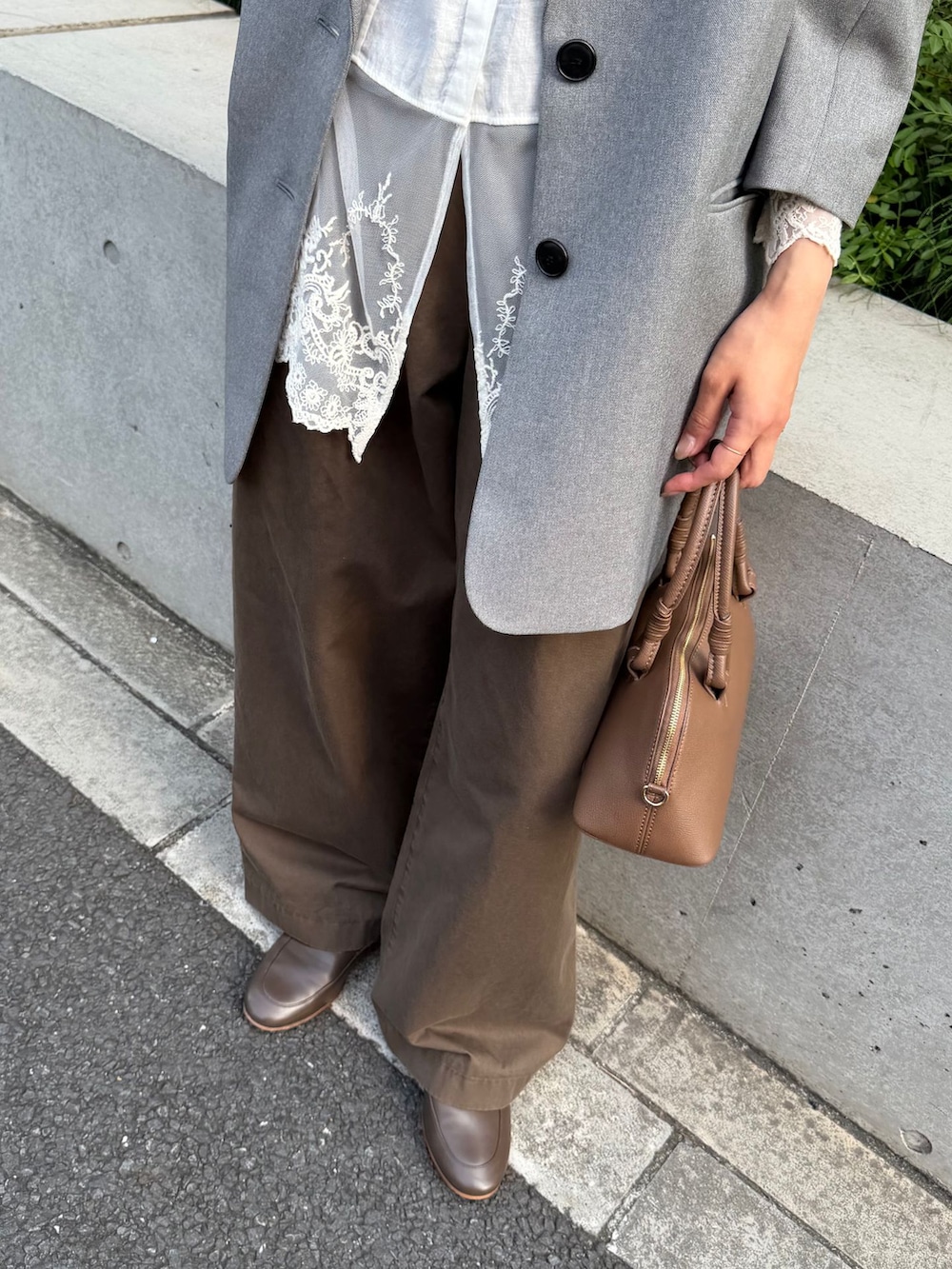 ブラウン系のチノパンツ、ホワイト系のシャツ/ブラウス、ブラウン系のショルダーバッグを着用したレディースの秋コーディネートの6枚目の写真