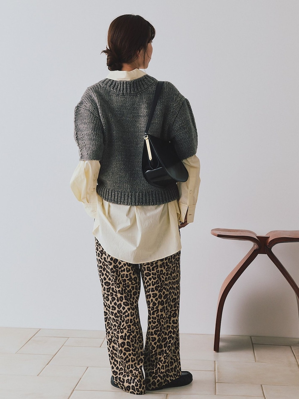 ベージュ系のその他パンツ、イエロー系のシャツ/ブラウス、グレー系のニット/セーターを着用したレディースの夏コーディネートの3枚目の写真