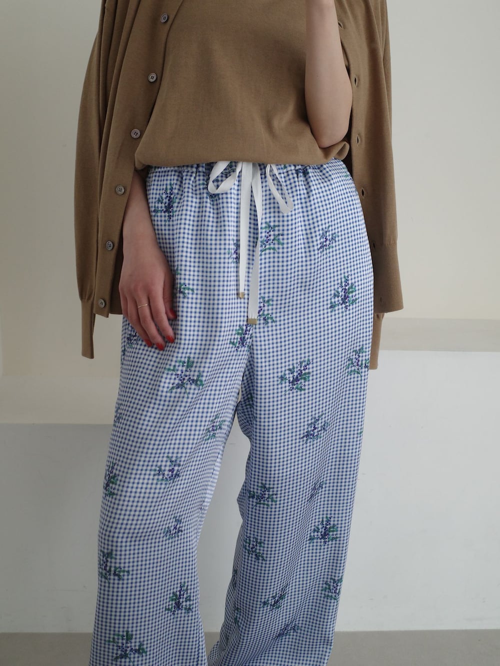 ブルー系のその他パンツ、ベージュ系のカーディガン/ボレロ、ベージュ系のニット/セーターを着用したレディースの春コーディネートの4枚目の写真