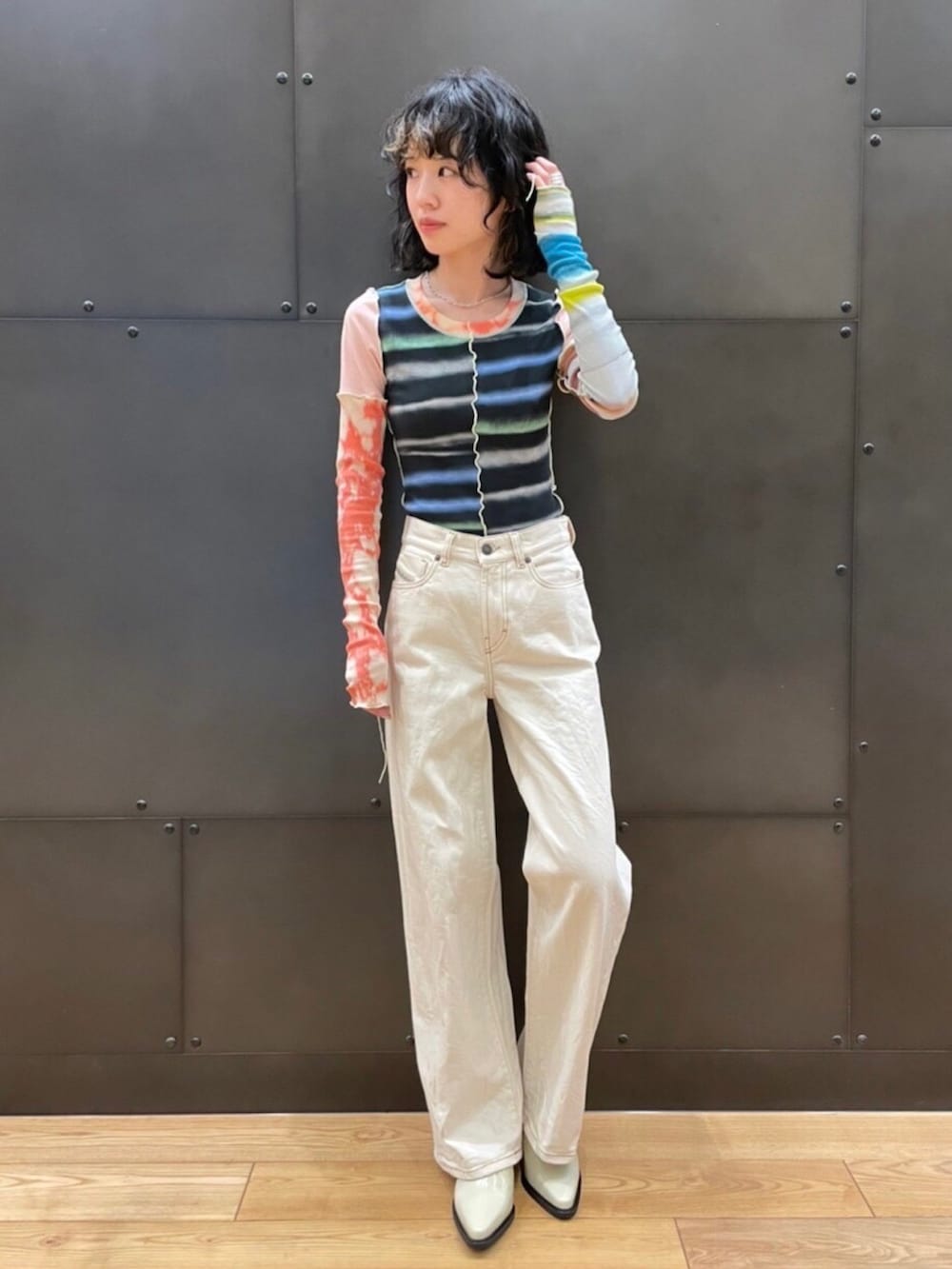 ホワイト系のデニムパンツ、ブラック系のTシャツ/カットソーを着用したレディースの春コーディネートの2枚目の写真