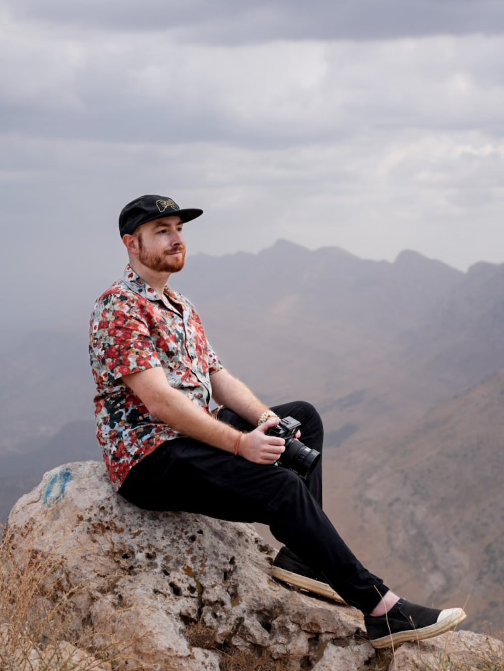 ブラック系のスリッポン、ブラック系のパンツ、オレンジ系のシャツ/ブラウスを着用したメンズの秋コーディネートの2枚目の写真