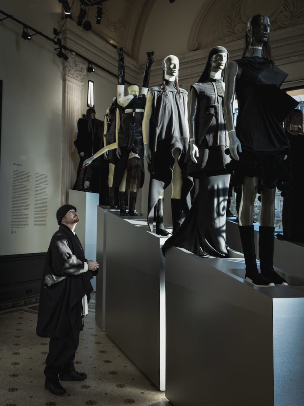 ブラック系のトートバッグ、ホワイト系のシャツ/ブラウス、ブラック系のその他パンツを着用したメンズの冬コーディネートの2枚目の写真