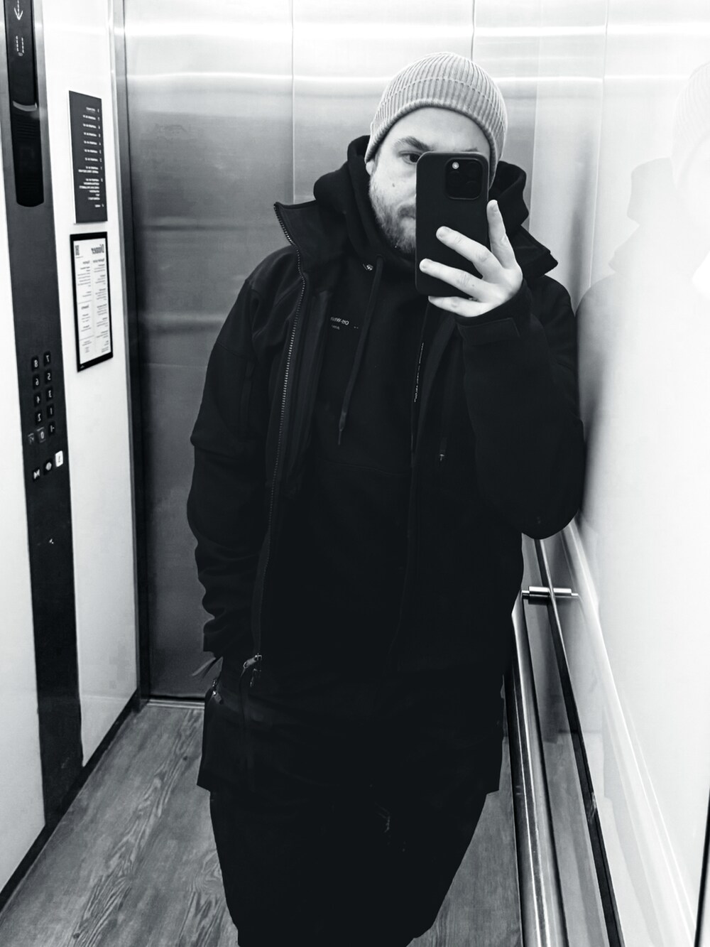 ブラック系のパーカー、ブラック系のジャケット/アウター、ブラック系のカーゴパンツを着用したメンズの秋コーディネートの2枚目の写真