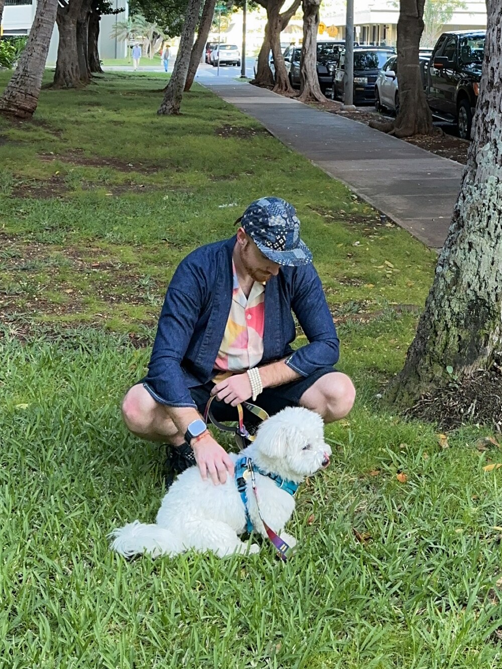 ブルー系のスカジャン、その他のシャツ/ブラウス、ブルー系のパンツを着用したメンズの春コーディネートの2枚目の写真