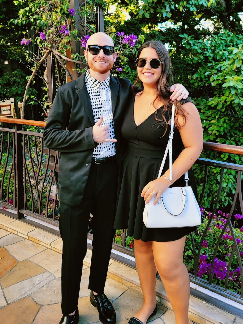 ブラック系のテーラードジャケット、ホワイト系のシャツ/ブラウス、ブラック系のその他パンツを着用したメンズの秋コーディネートの3枚目の写真