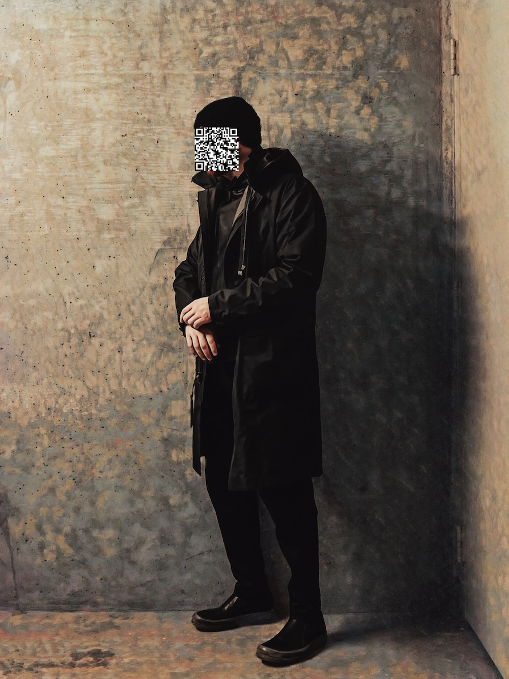 ブラック系のスリッポン、ブラック系のスラックス、グレー系のトレンチコートを着用したメンズの夏コーディネートの2枚目の写真