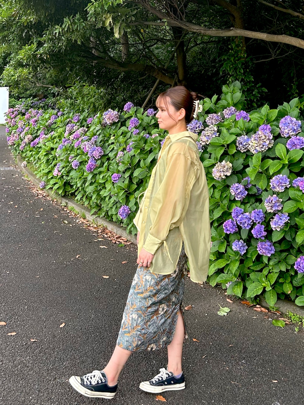 ブラック系のシューズ、イエロー系のシャツ/ブラウス、イエロー系のワンピースを着用したレディースの夏コーディネートの2枚目の写真