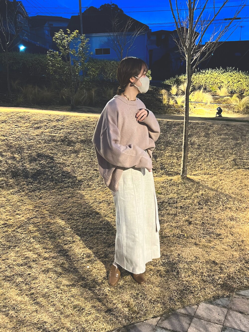 ベージュ系のスカート、ピンク系のニット/セーター、ブラウン系のシューズを着用したレディースの春コーディネートの2枚目の写真