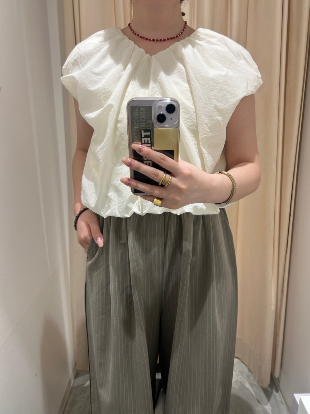 ホワイト系のシャツ/ブラウス、ブラウン系のその他パンツ、グレー系のその他シューズを着用したレディースの春コーディネートの3枚目の写真