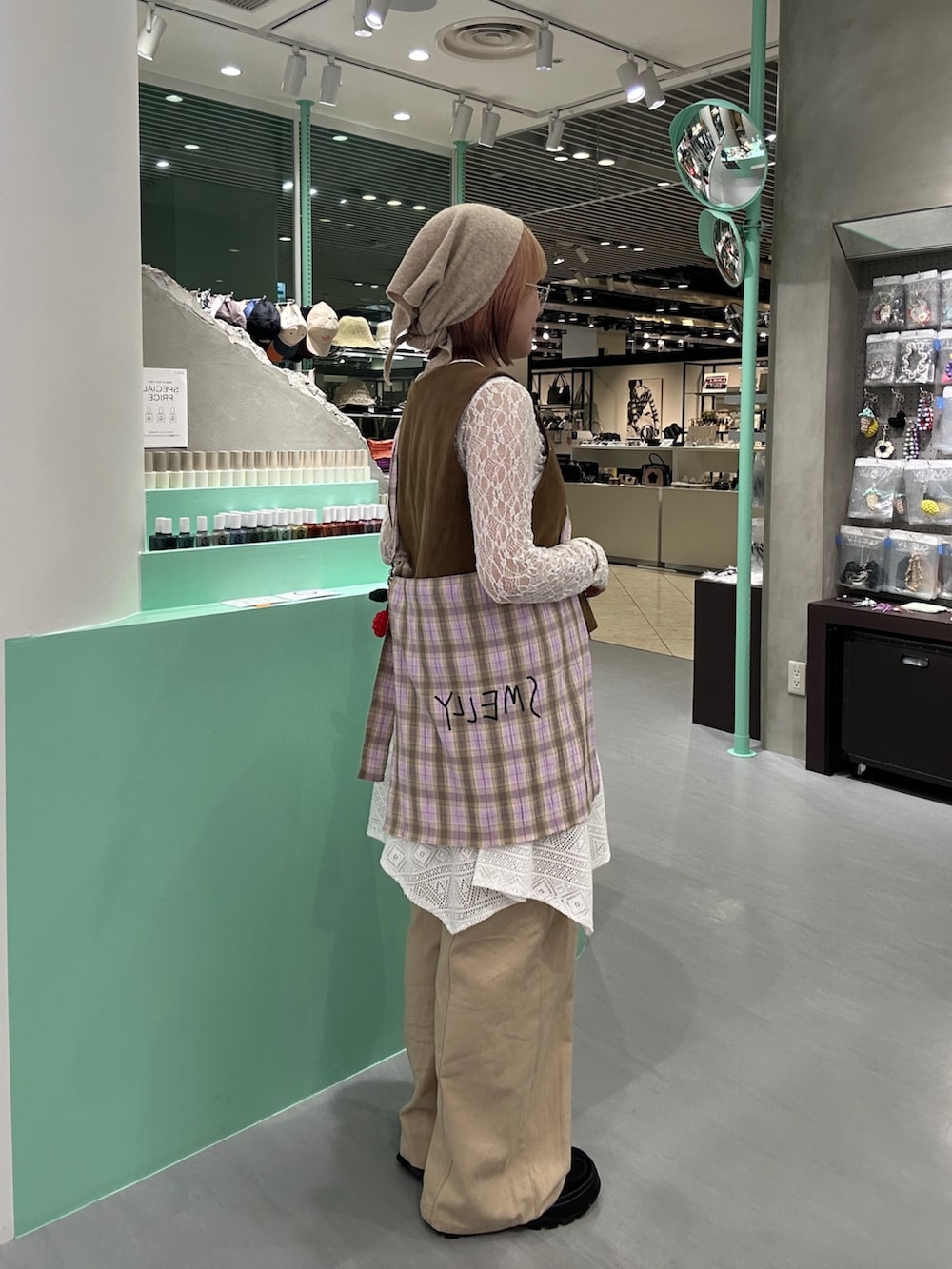 イエロー系のその他アウター、ホワイト系のTシャツ/カットソー、ブラック系のスニーカーを着用したレディースの秋コーディネートの3枚目の写真