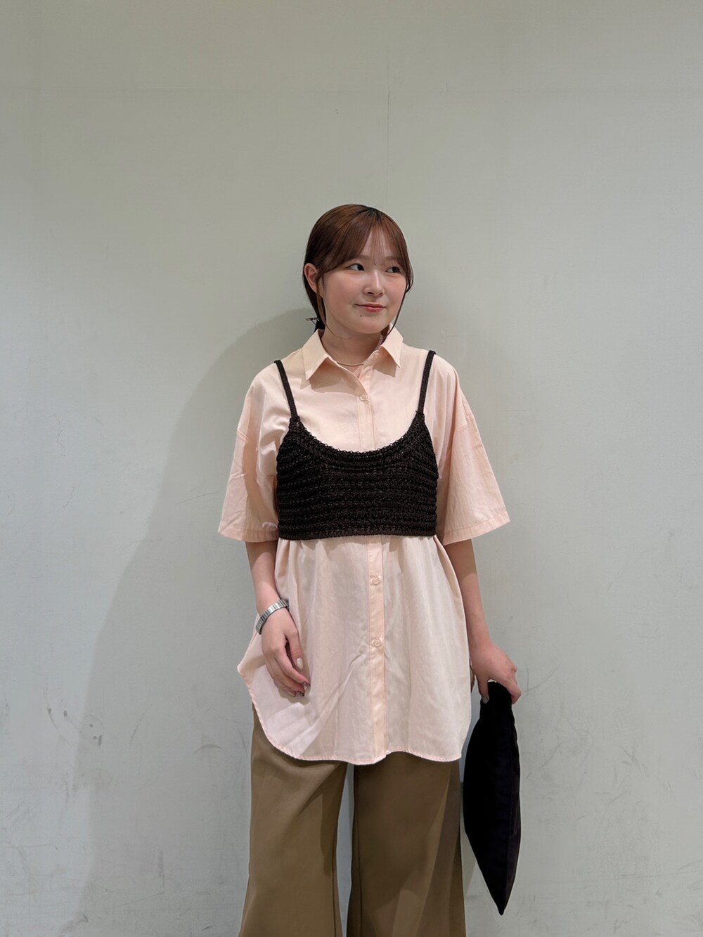 ピンク系のシャツ/ブラウス、ブラウン系のその他パンツ、ブラウン系のサンダルを着用したレディースの夏コーディネートの4枚目の写真