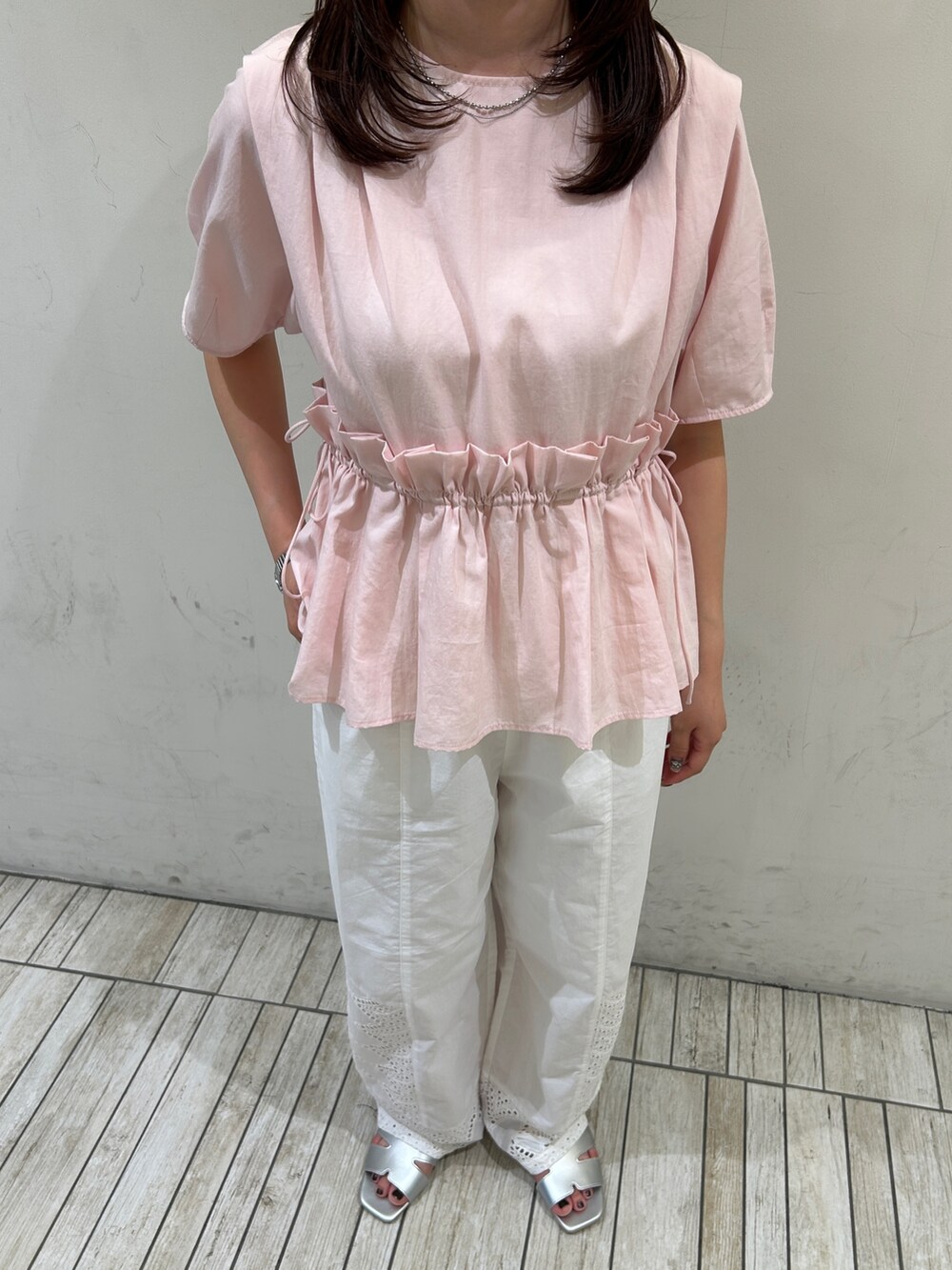 ピンク系のシャツ/ブラウス、ホワイト系のその他パンツ、シルバー系のサンダルを着用したレディースの夏コーディネートの6枚目の写真