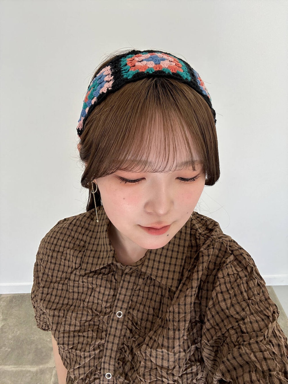 ブラック系のローファー、ブラック系のハンドバッグ、ブラック系のデニムパンツを着用したレディースの夏コーディネートの3枚目の写真