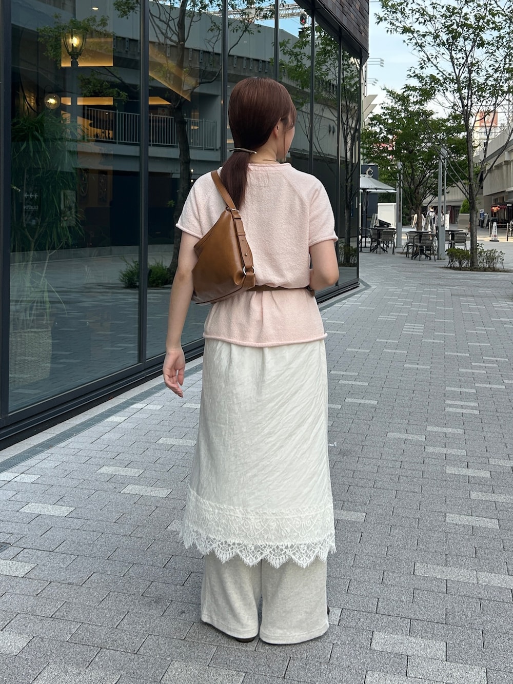 ホワイト系のスカート、ベージュ系のその他パンツ、ブラウン系のその他シューズを着用したレディースの夏コーディネートの4枚目の写真