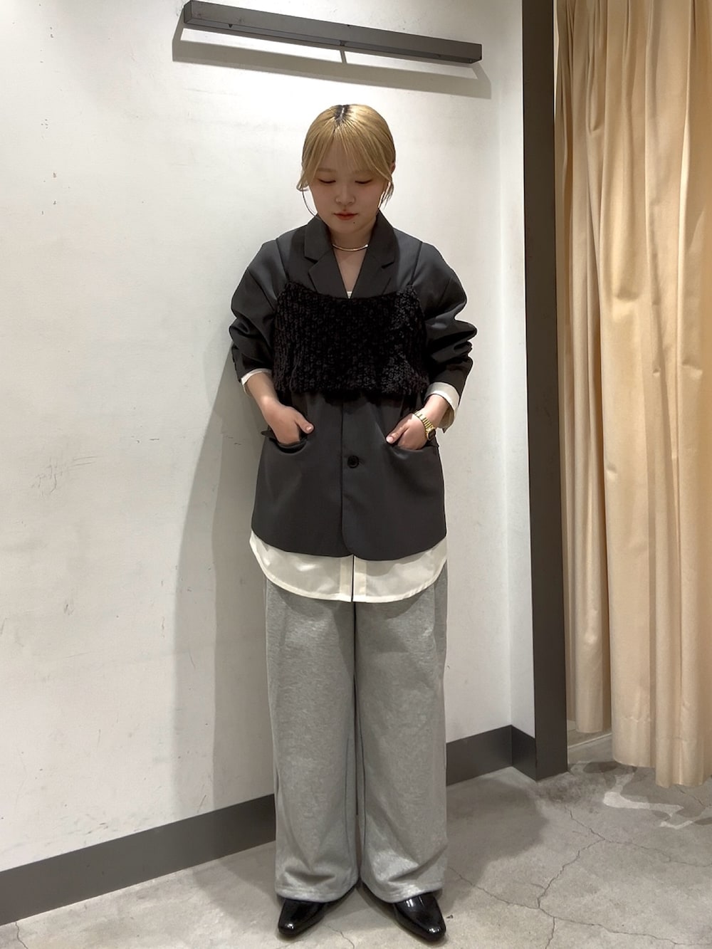 グレー系のその他パンツ、ブラック系のパンプス、グレー系のニット/セーターを着用したレディースの春コーディネートの2枚目の写真