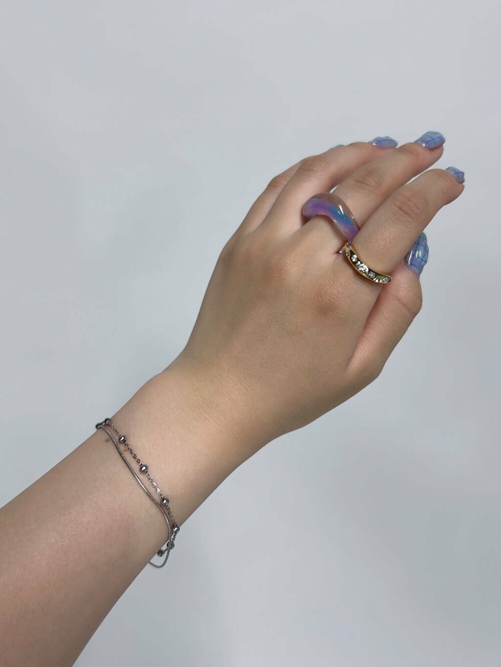 シルバー系のブレスレット、ゴールド系のリング、シルバー系のイヤリングを着用したレディースの夏コーディネートの4枚目の写真