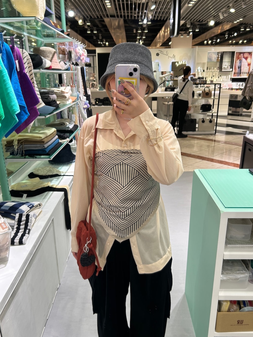 ブラック系のその他パンツ、グレー系のその他シューズ、ベージュ系のシャツ/ブラウスを着用したレディースの秋コーディネートの2枚目の写真