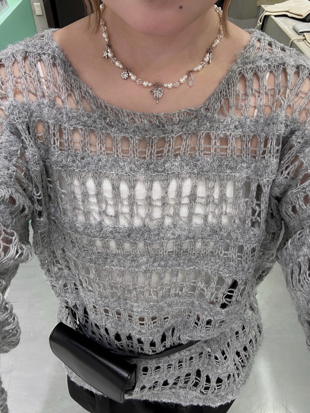 ブラック系のその他パンツ、ブラック系のベルト、ブルー系のバレッタ/ヘアクリップを着用したレディースの秋コーディネートの2枚目の写真