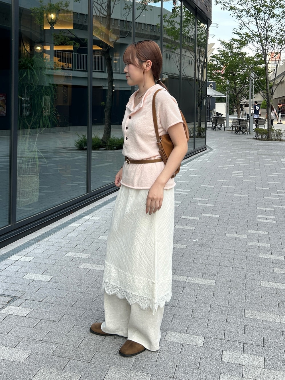 ホワイト系のスカート、ベージュ系のその他パンツ、ブラウン系のその他シューズを着用したレディースの夏コーディネートの3枚目の写真