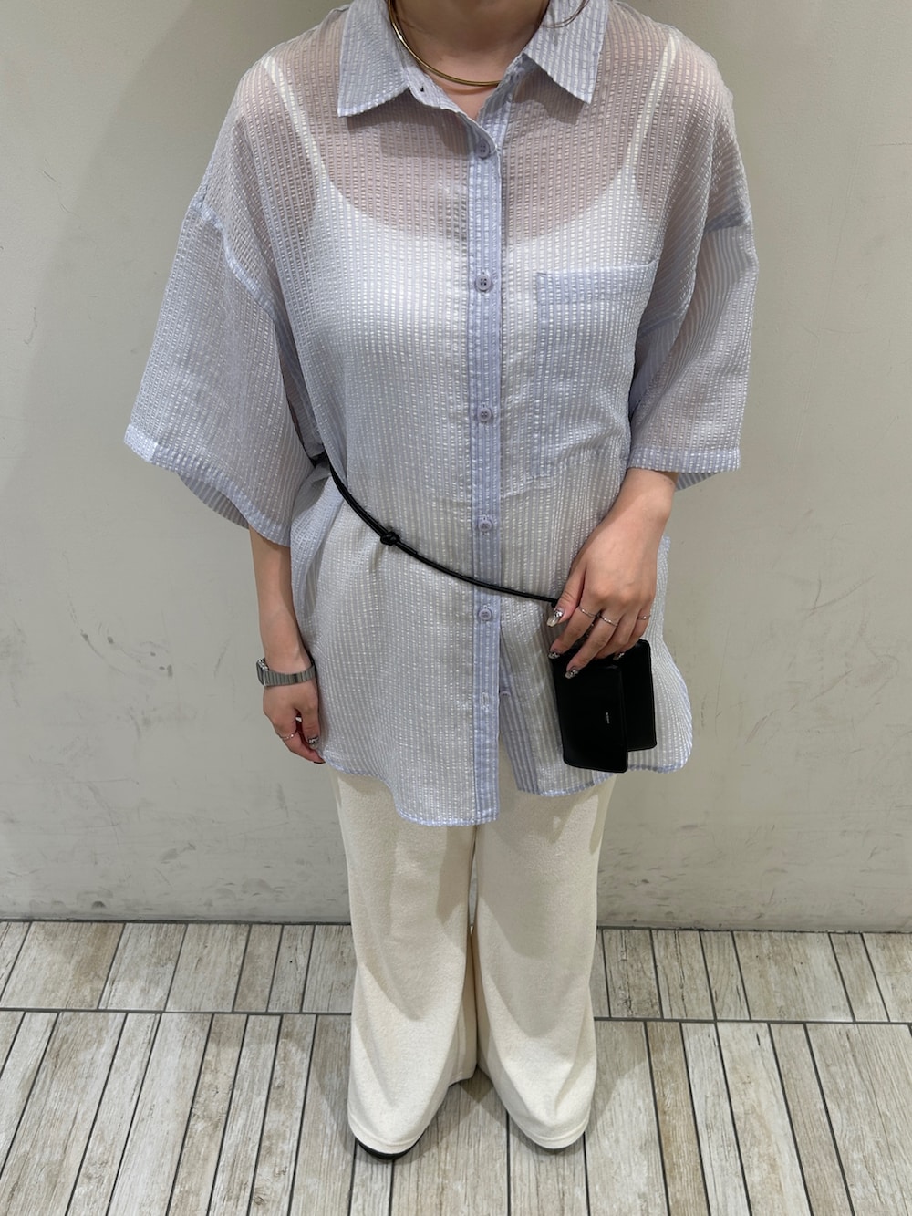 パープル系のシャツ/ブラウス、ホワイト系のその他パンツ、ブラック系のポーチを着用したレディースの夏コーディネートの2枚目の写真