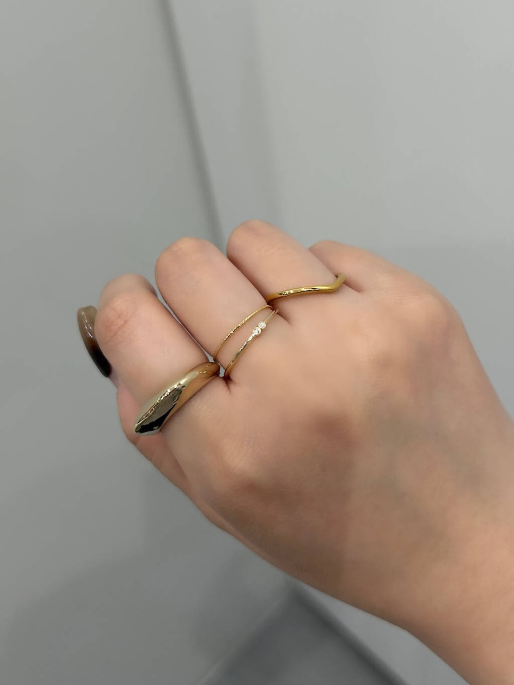 ゴールド系のリング、ホワイト系のブレスレット、ゴールド系のリングを着用したレディースの春コーディネートの3枚目の写真