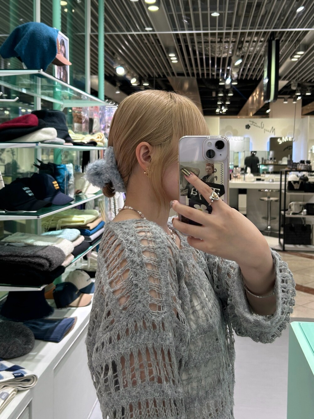 ホワイト系のバレッタ/ヘアクリップを着用したレディースの秋コーディネートの2枚目の写真