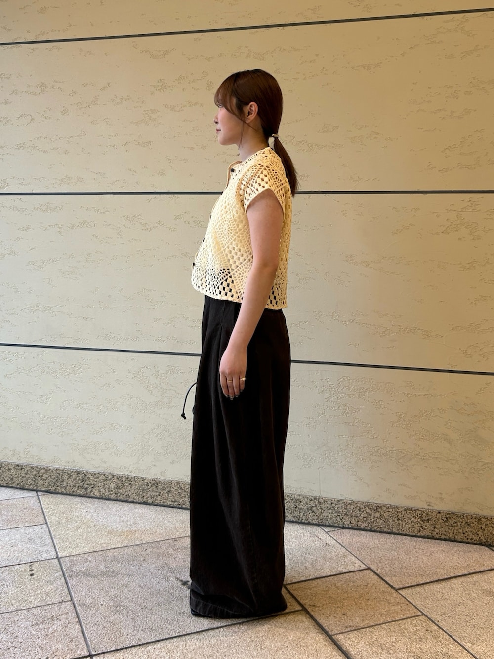 イエロー系のシャツ/ブラウス、ブラウン系のその他パンツ、ブラック系のサンダルを着用したレディースの夏コーディネートの2枚目の写真