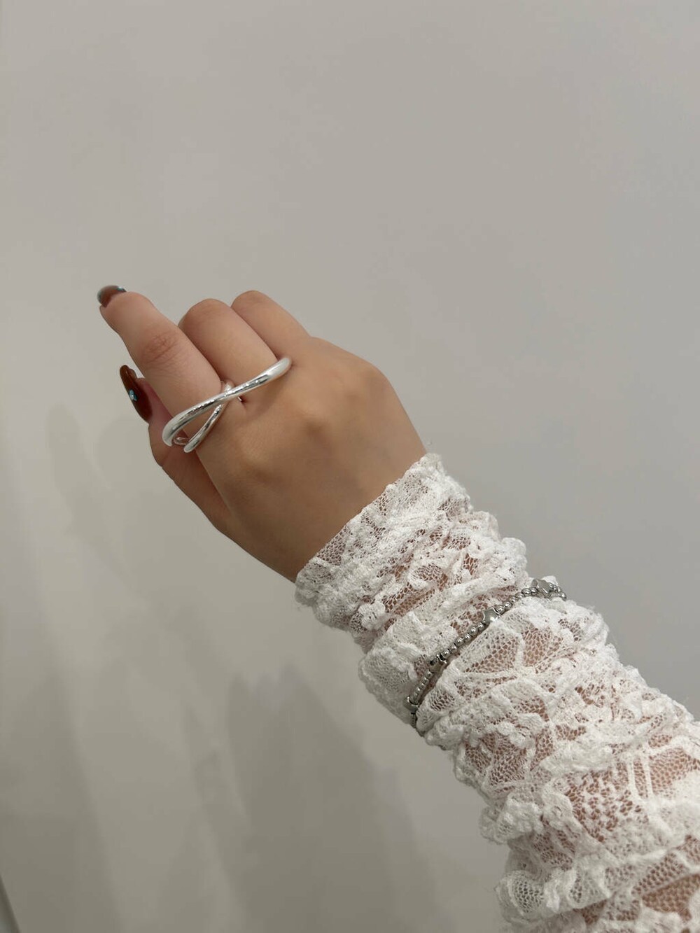 ホワイト系のTシャツ/カットソー、シルバー系のネックレス、シルバー系のブレスレットを着用したレディースの春コーディネートの4枚目の写真