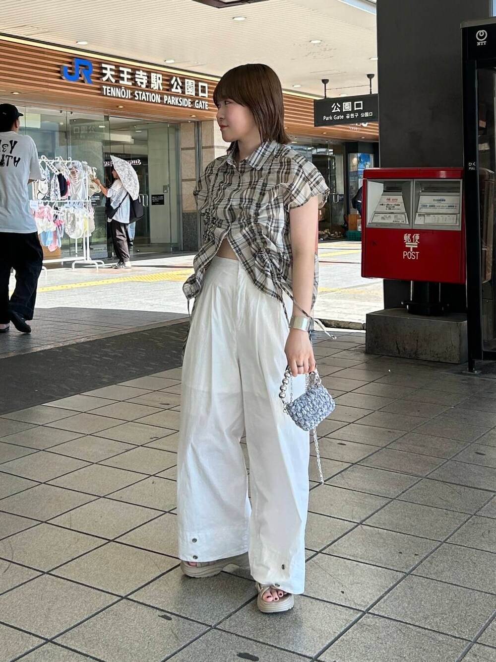 ホワイト系のその他パンツ、グレー系のショルダーバッグ、ベージュ系のシャツ/ブラウスを着用したレディースの夏コーディネートの2枚目の写真