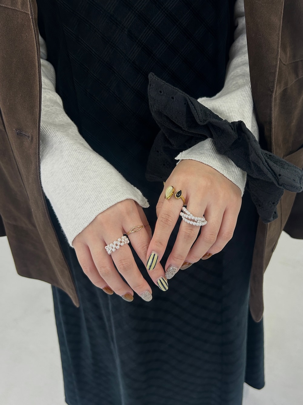 ブラック系のワンピース、ブラック系のその他シューズ、ブラウン系のその他アウターを着用したレディースの秋コーディネートの2枚目の写真