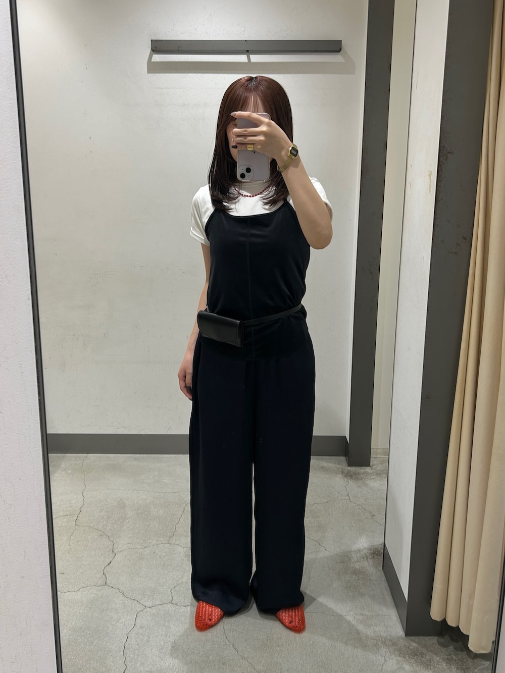 ホワイト系のTシャツ/カットソー、ブラック系のキャミソール、ブルー系のその他パンツを着用したレディースの夏コーディネートの2枚目の写真