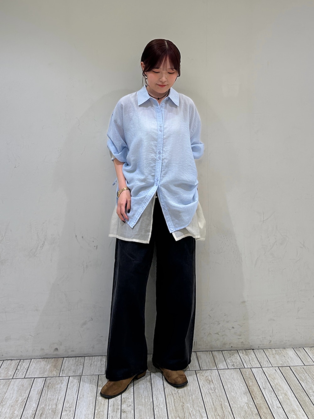 ブルー系のシャツ/ブラウス、ブラック系のデニムパンツ、ブラウン系のその他シューズを着用したレディースの夏コーディネートの2枚目の写真