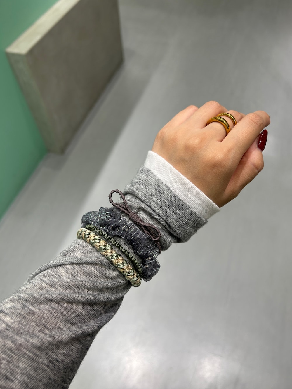 ブラック系のスニーカー、ブラウン系のスカート、ブラック系のショルダーバッグを着用したレディースの秋コーディネートの6枚目の写真