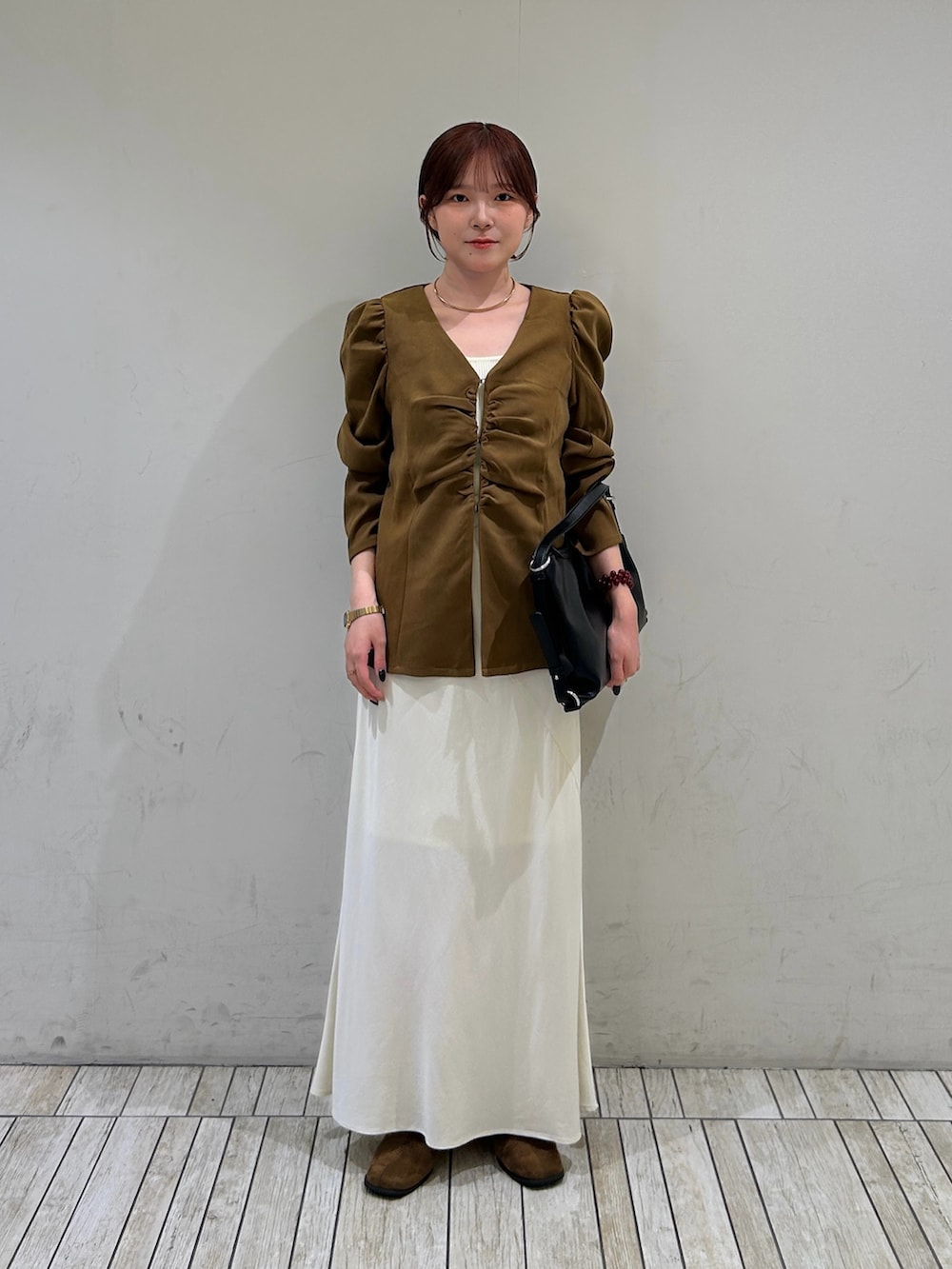 ベージュ系のシャツ/ブラウス、ホワイト系のタンクトップ、ブラック系のショルダーバッグを着用したレディースの夏コーディネートの2枚目の写真