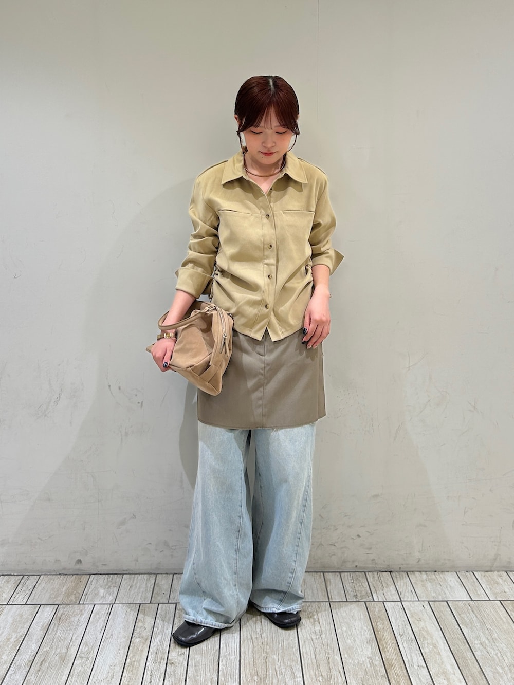 ベージュ系のシャツ/ブラウス、グレー系のスカート、ブルー系のデニムパンツを着用したレディースの夏コーディネートの2枚目の写真