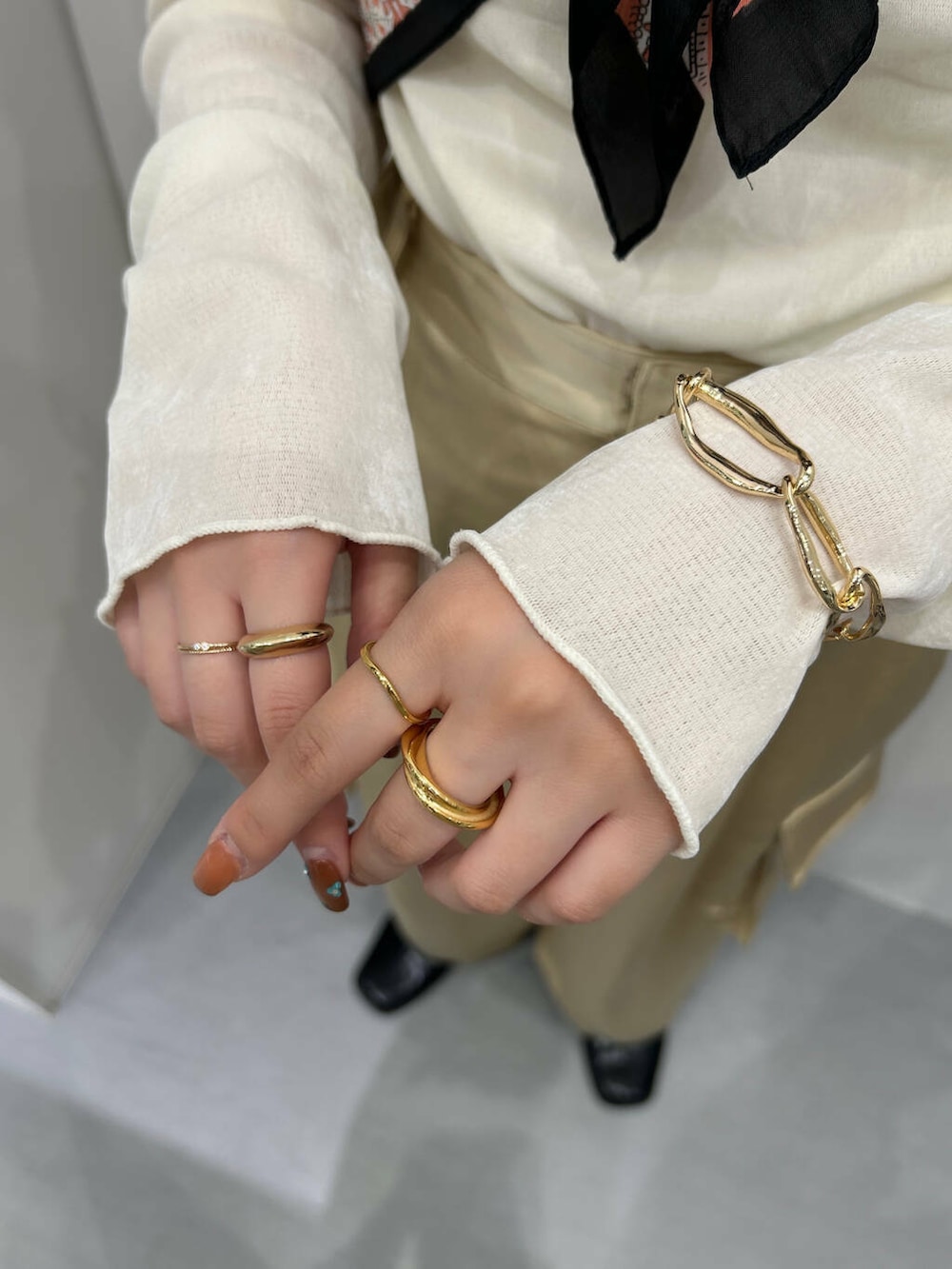 ホワイト系のTシャツ/カットソー、ベージュ系のその他パンツ、ブラック系のバンダナ/スカーフを着用したレディースの春コーディネートの5枚目の写真